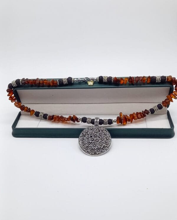 Collar de ámbar y lava natural