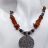 Collar de ámbar y lava natural
