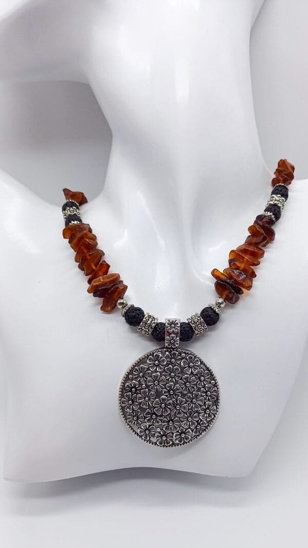 Collar de ámbar y lava natural